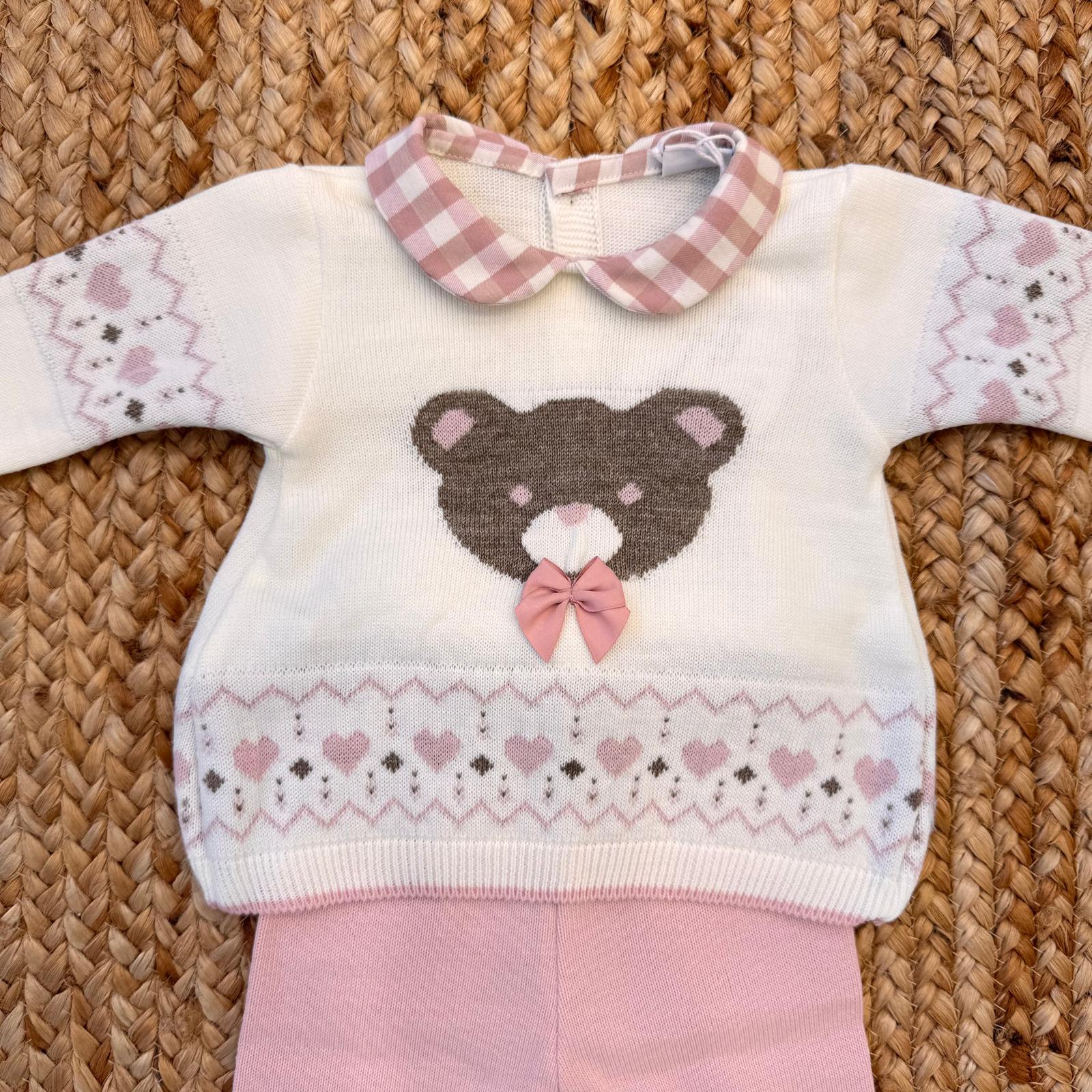 Completo in lana per neonata con orsetta ricamata, cuori rosa e colletto vichy