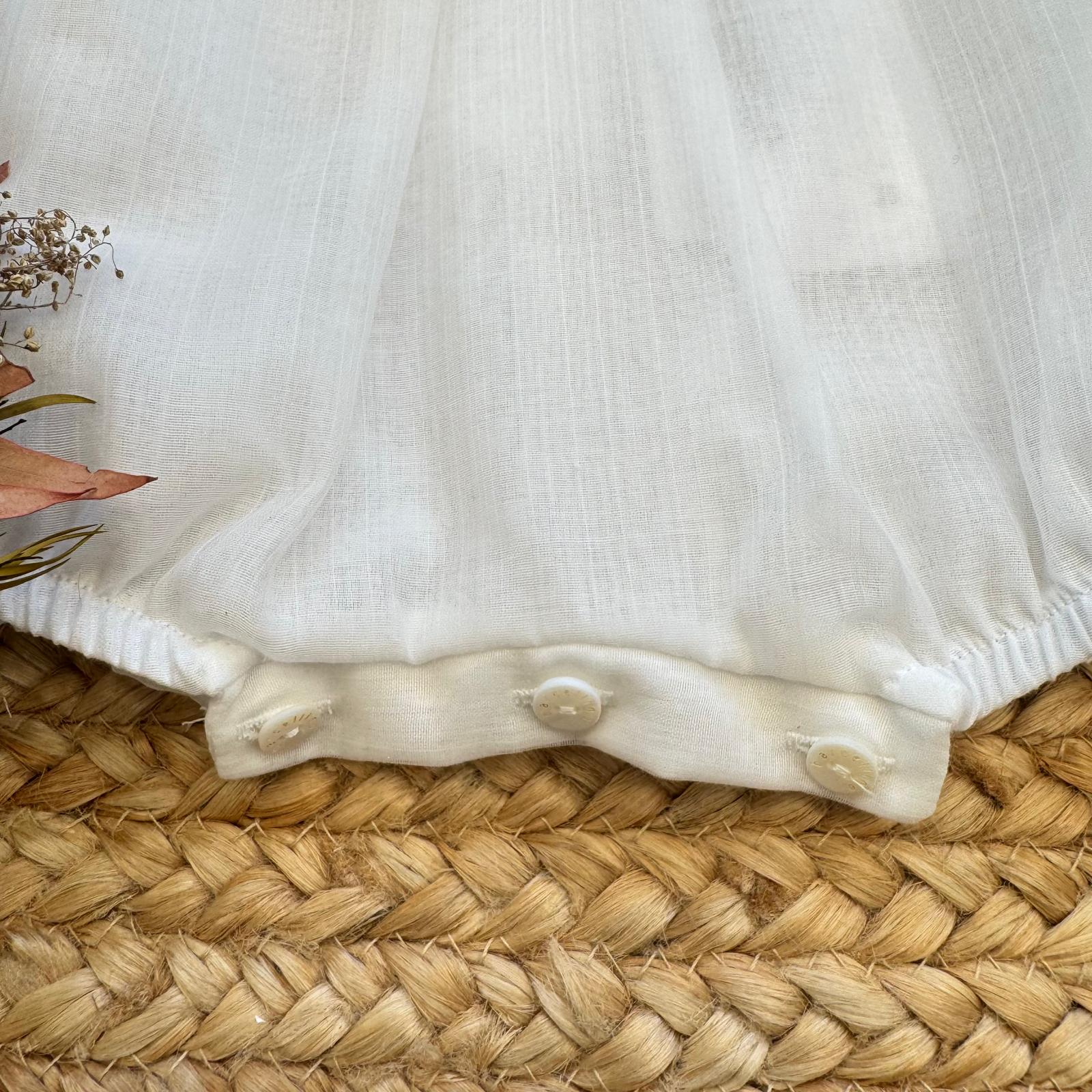 bordo smerlato e bottoni decorativi abito neonata