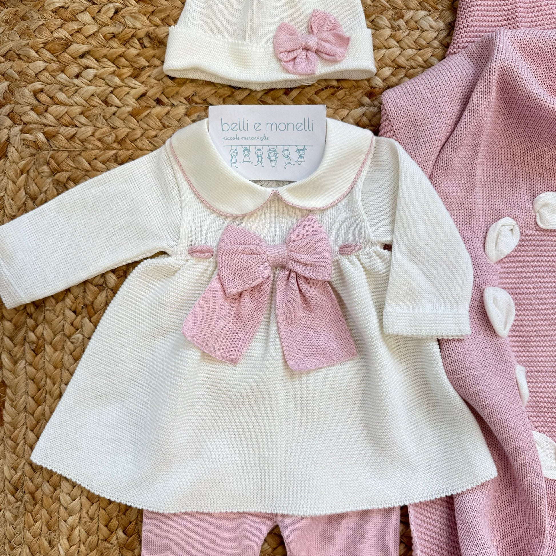 set nascita neonata elegante con fiocco e cappellino abbinato