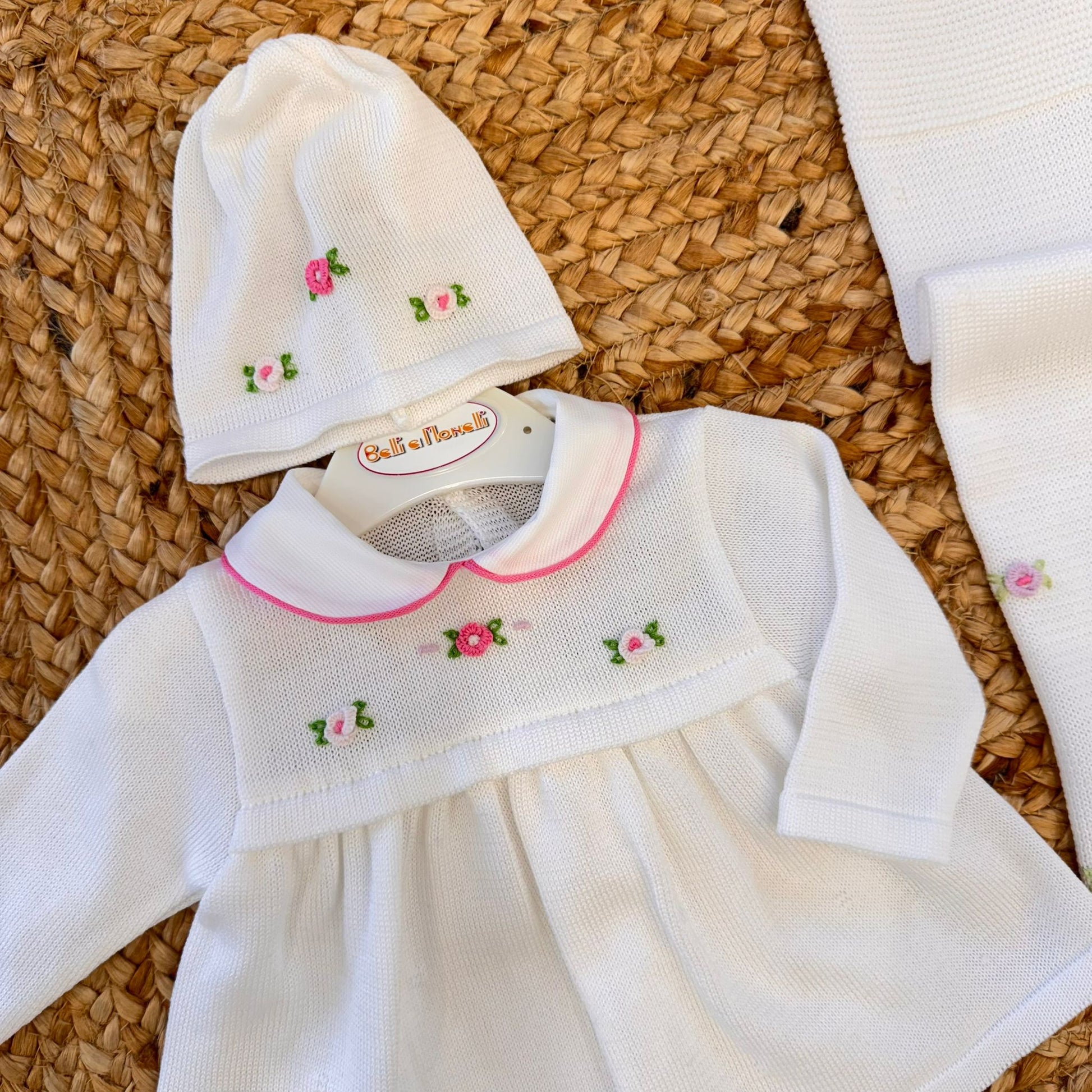 set nascita neonata elegante con ricami floreali rosa