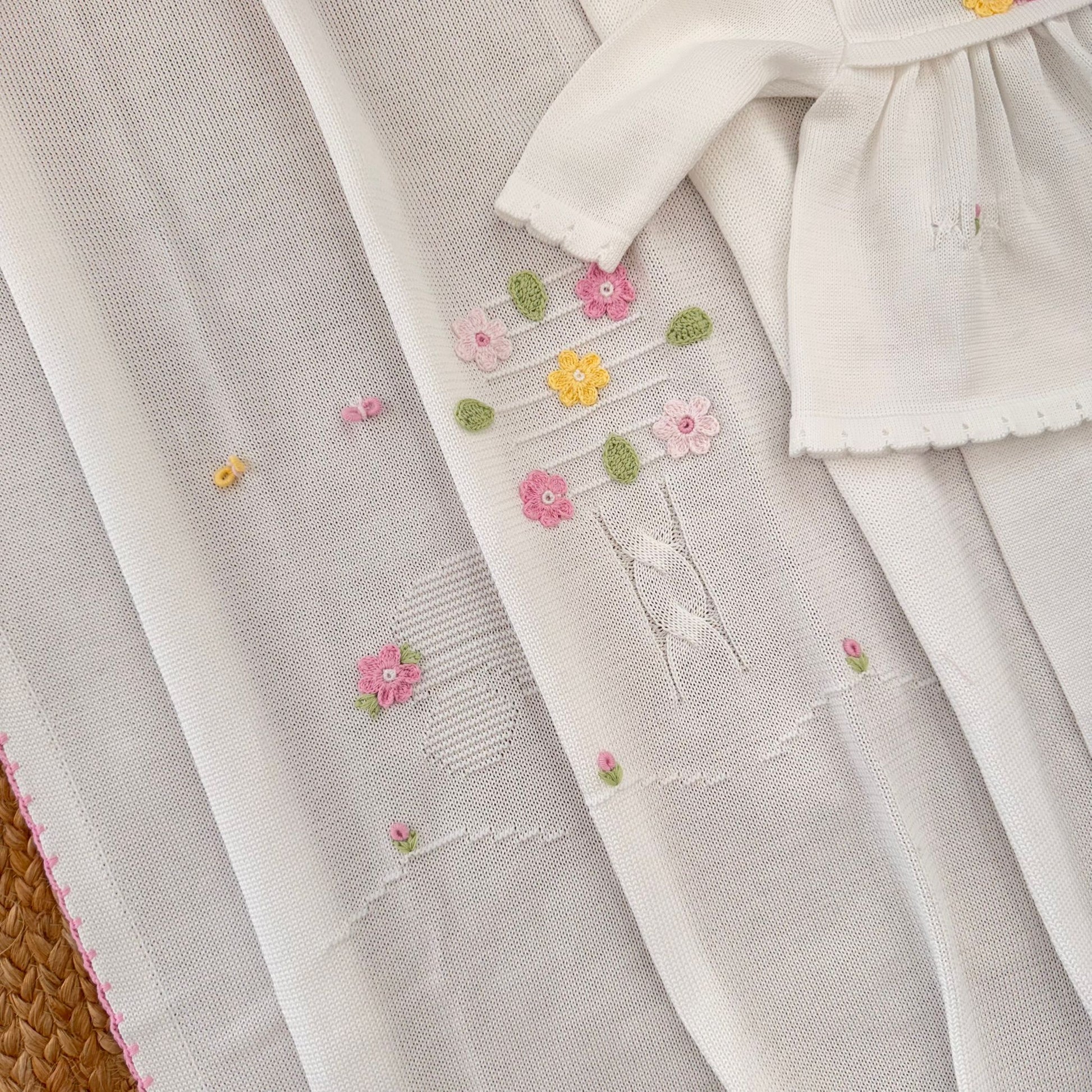 set nascita bambina elegante con ricami fiori rosa e gialli