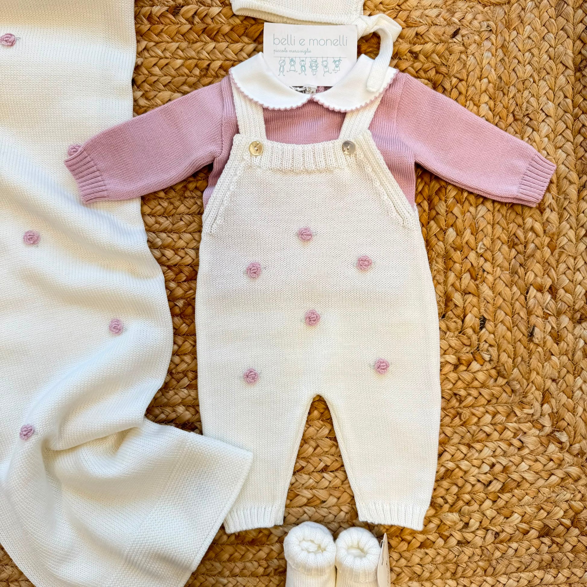 Uscita clinica neonata in pura lana panna e rosa con salopette, maglioncino, cuffietta, scarpine e copertina ricamata