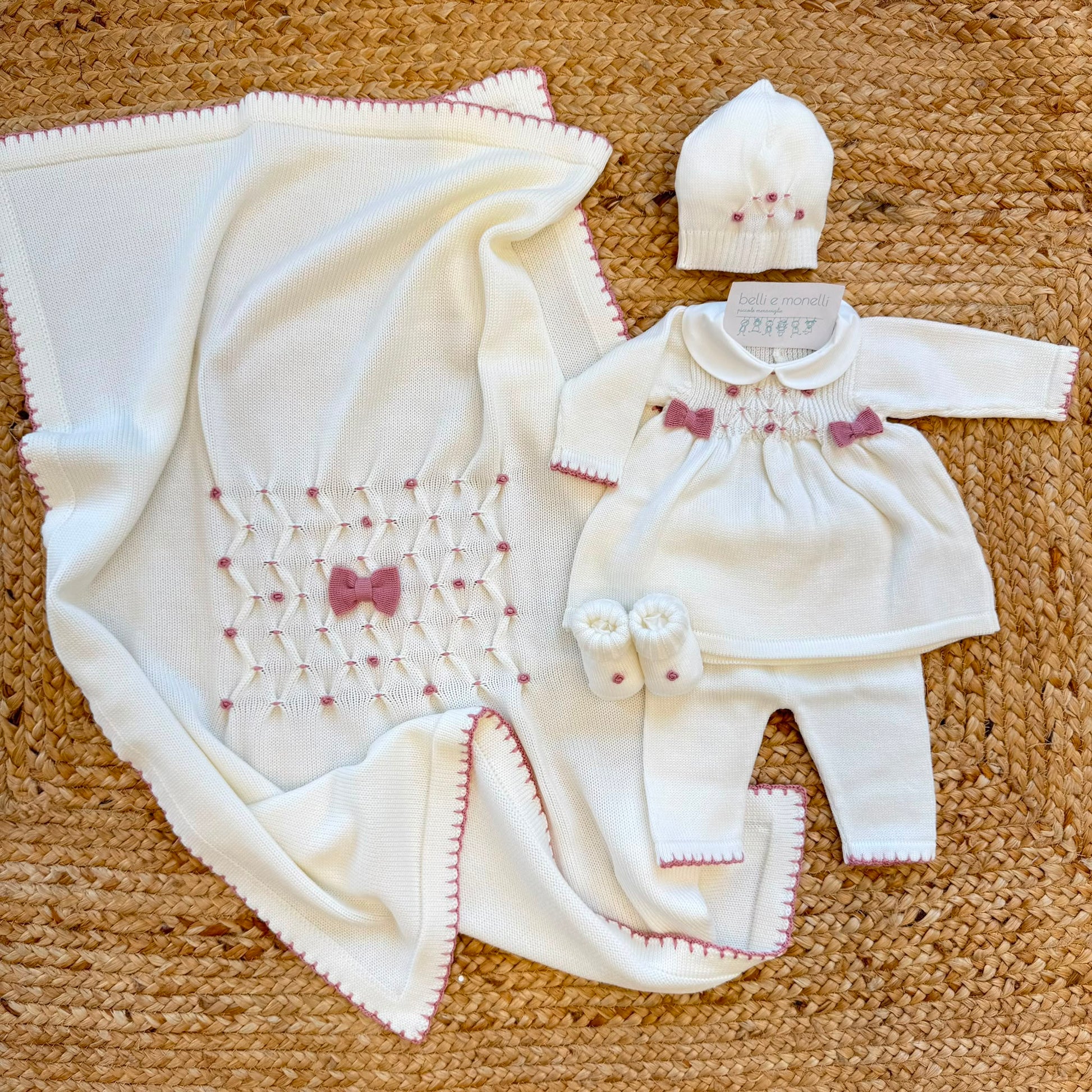 Set nascita uscita clinica neonata in lana Tollegno Merino Extrafine con ricamo nido d'ape.