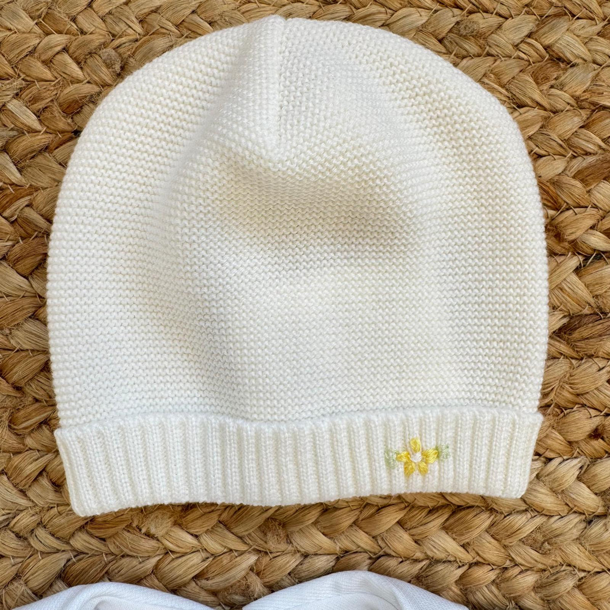 Uscita clinica neonata in pura lana bianco latte con tutina, copertina, cappellino e scarpette con fiorellini gialli.