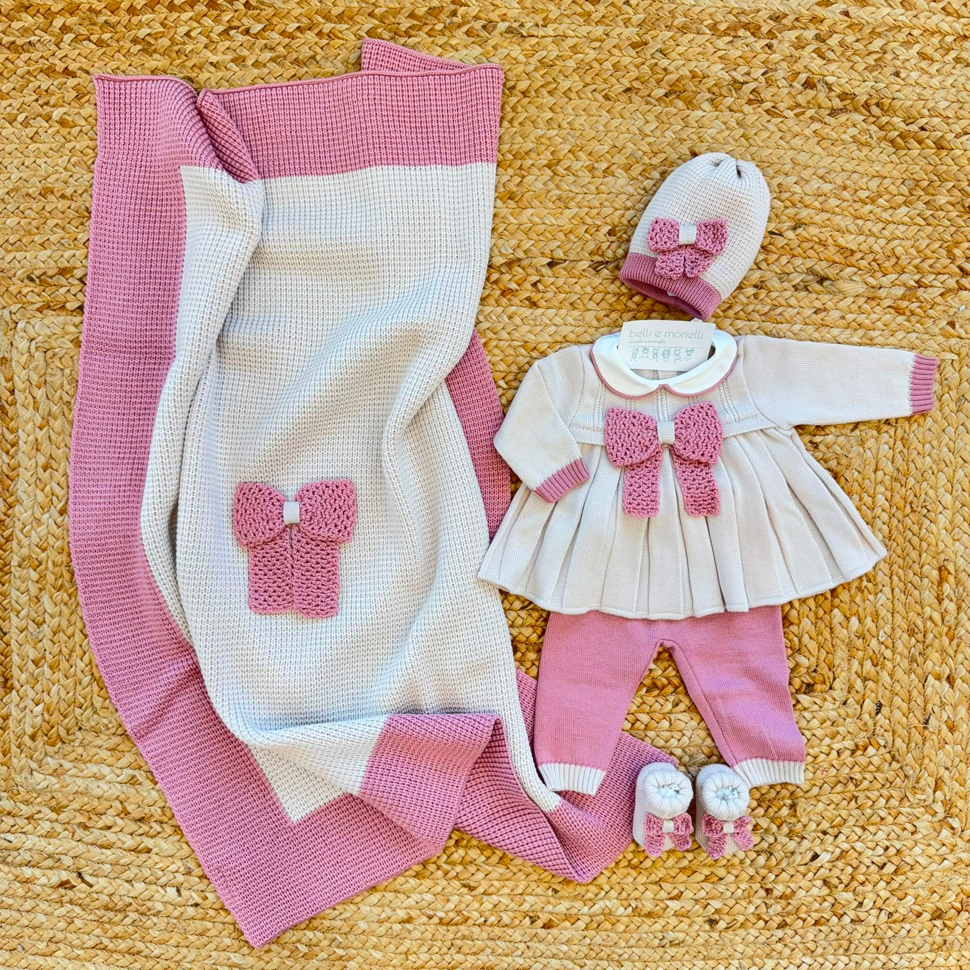 Set nascita uscita clinica neonata in pura lana merino beige e marsala rosa con copertina coordinata.