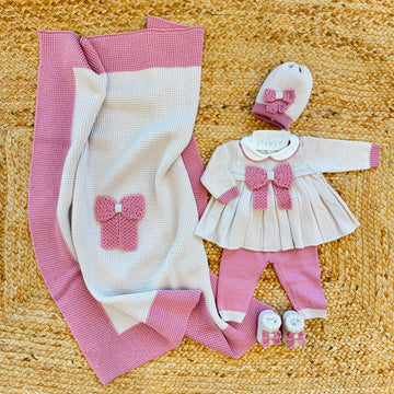 Set nascita uscita clinica neonata in pura lana merino beige e marsala rosa con copertina coordinata.