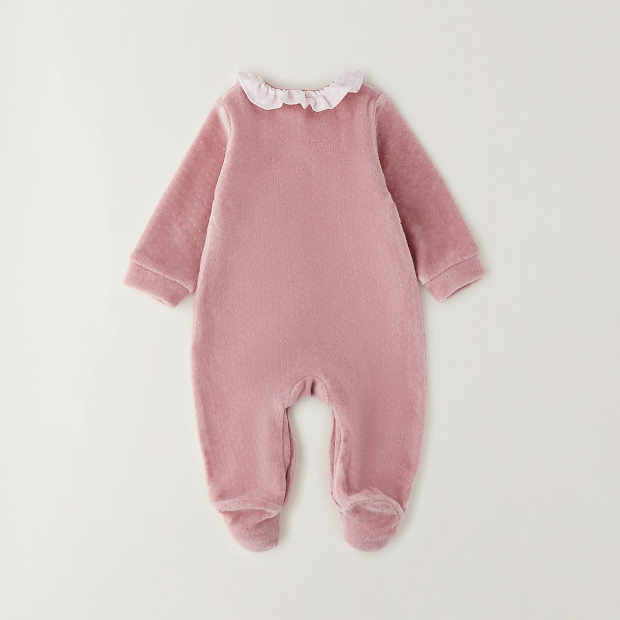 Dettaglio tutina nascita neonata in ciniglia rosa con colletto bianco a quadretti e coniglietto tono su tono.