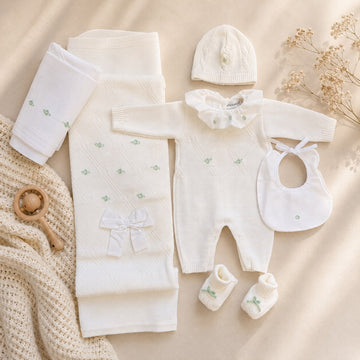 Uscita clinica neonata panna e verde salvia con tutina, copertina, cappellino, scarpine e accessori coordinati