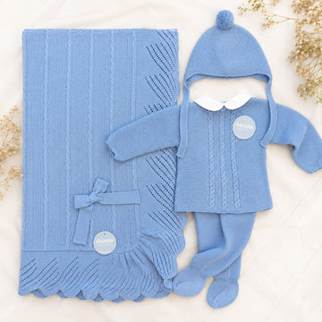 Set nascita neonato azzurro con copertina, maglioncino con trecce, pantalone con piedini e cappellino con pompon