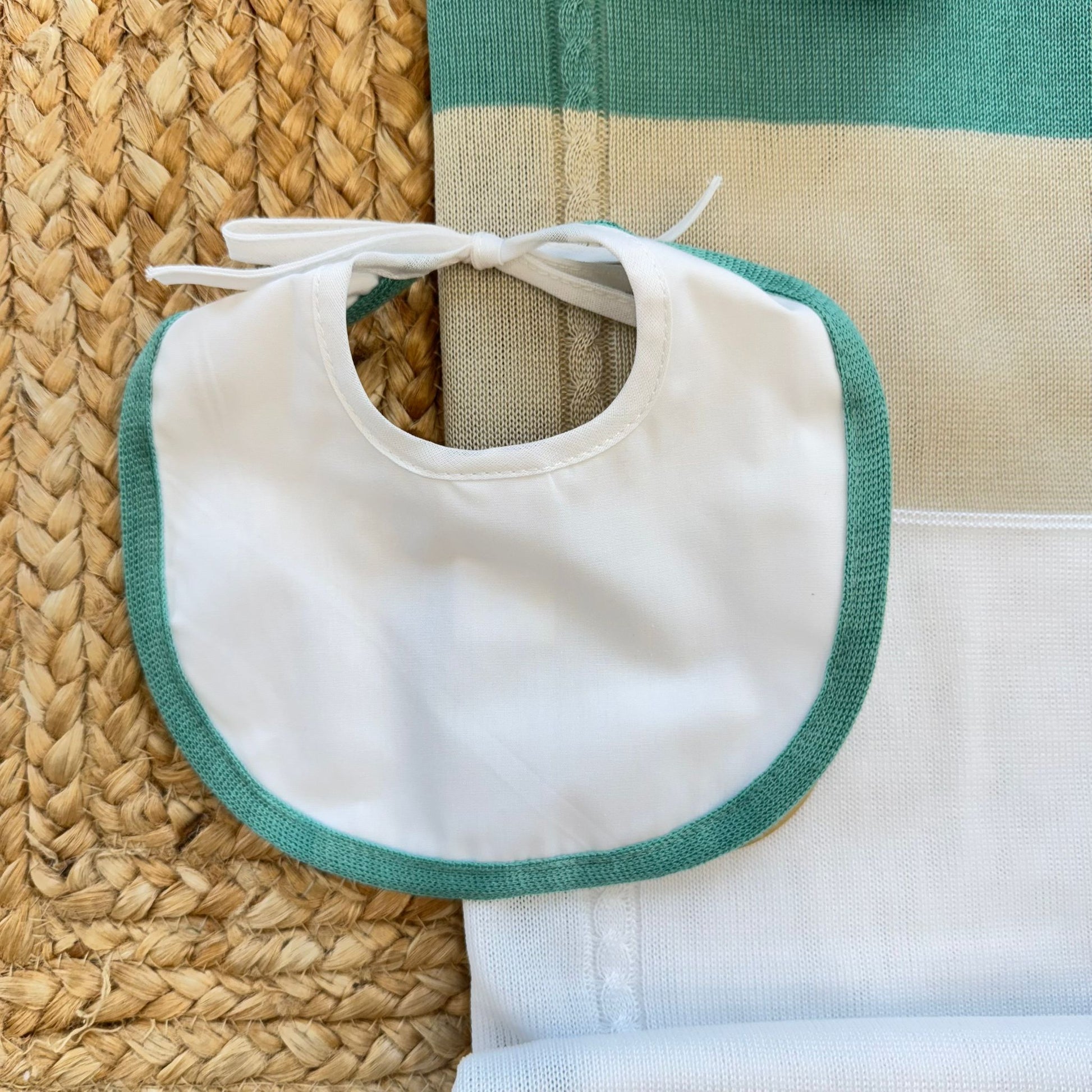 dettaglio maglia neonato con colletto e lavorazione