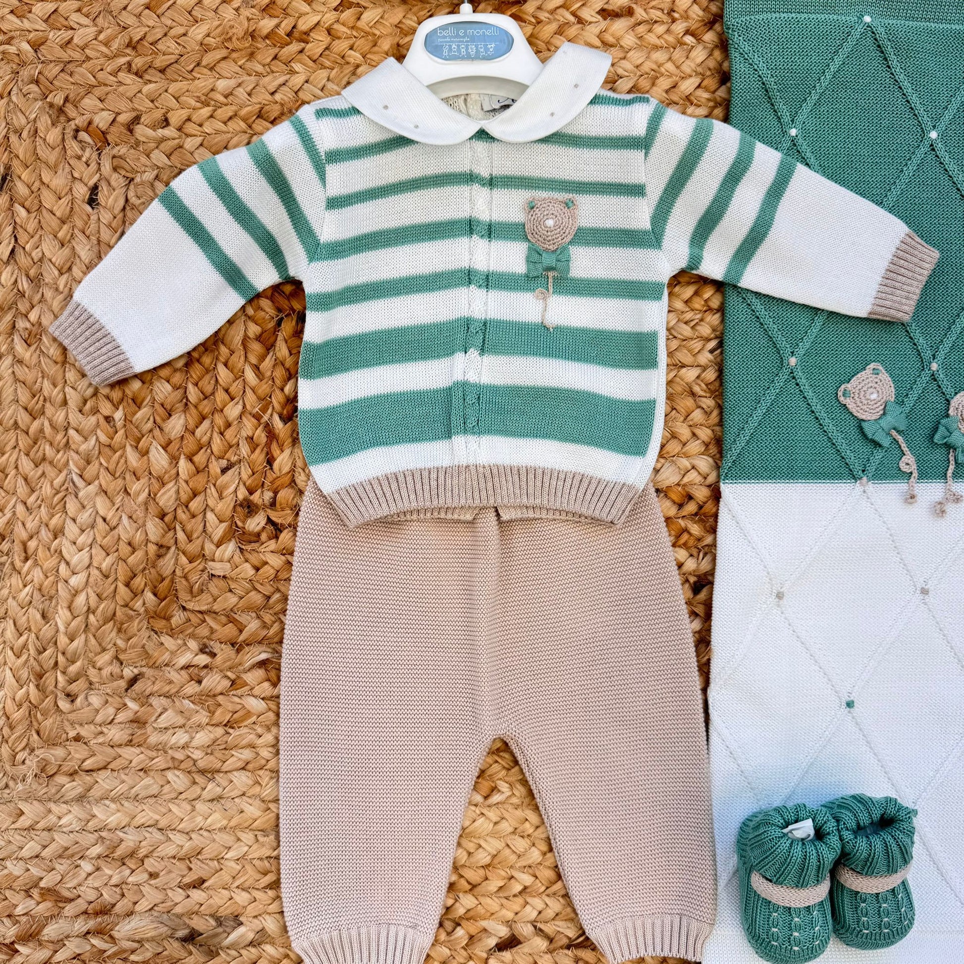 set nascita elegante verde salvia con cappellino e scarpine