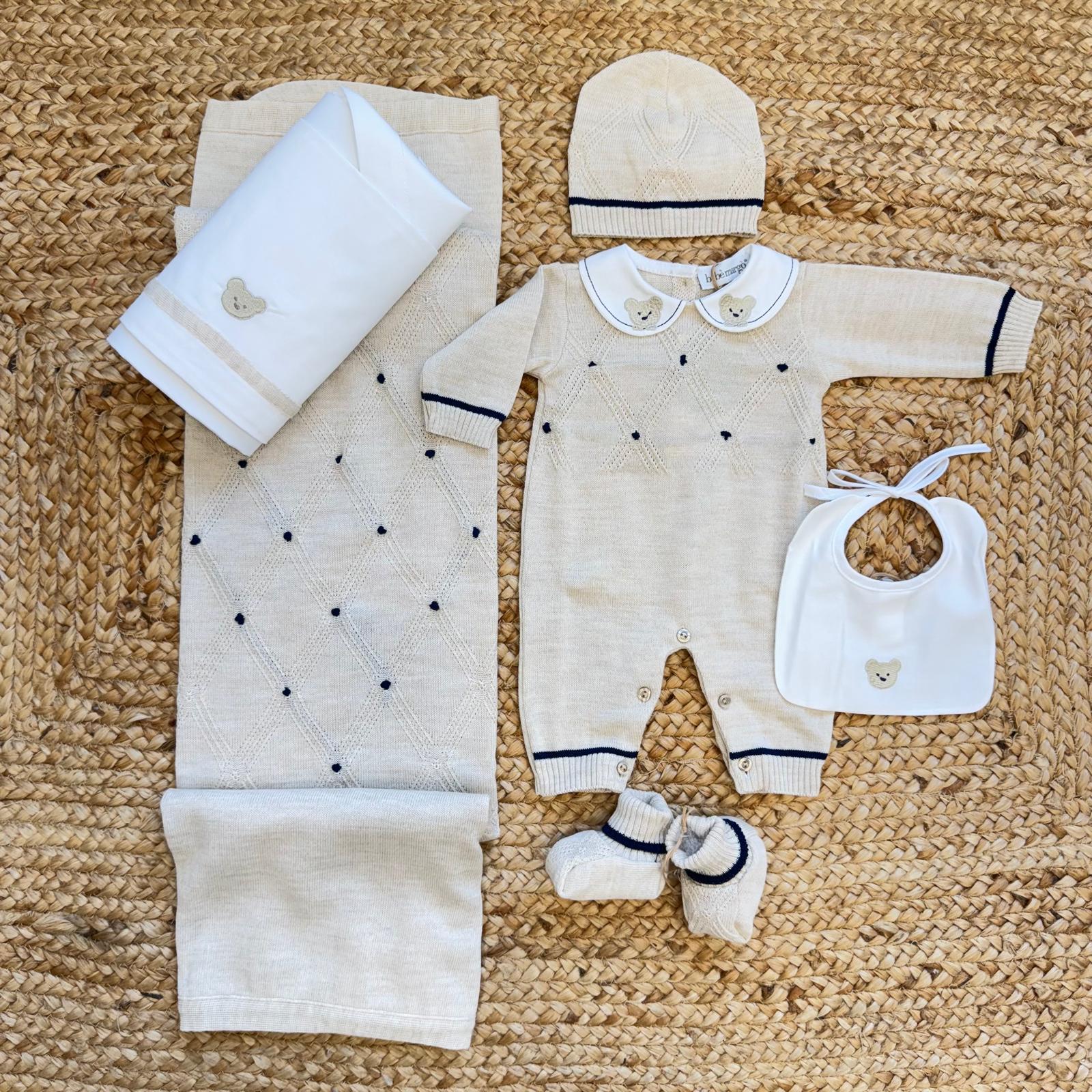 Tutina neonato beige in lana e cotone con dettagli blu e bavetta bianca con orsetto ricamato