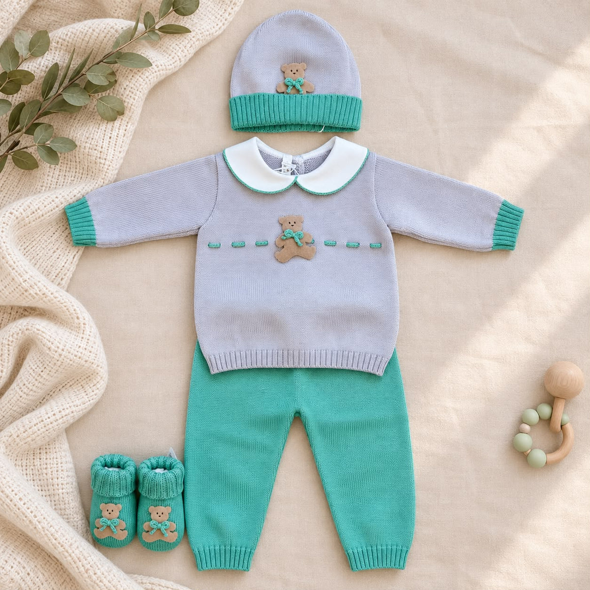 Tutina neonato in pura lana grigia e verde con maglia pantalone cappellino e scarpine coordinate
