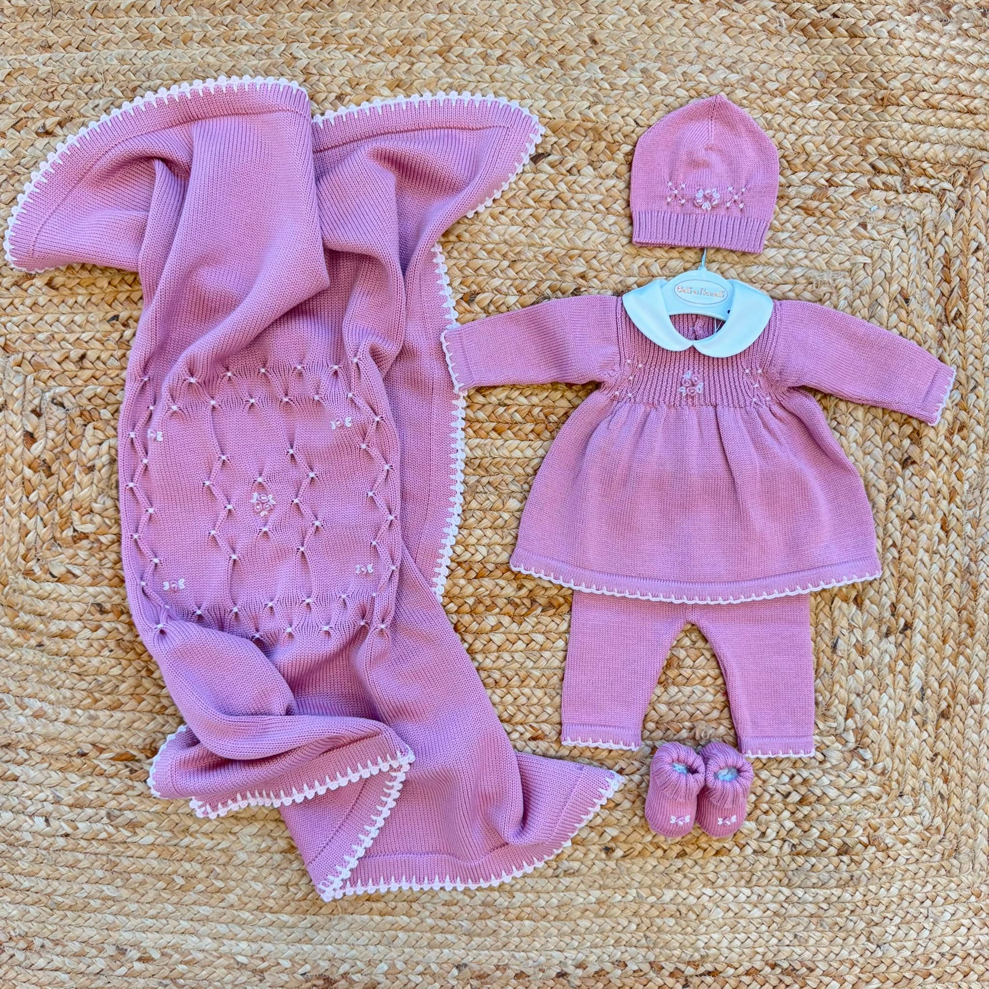 Set uscita clinica neonata rosa marsala in Lana Tollegno Merino Extrafine con copertina ricamata a mano.