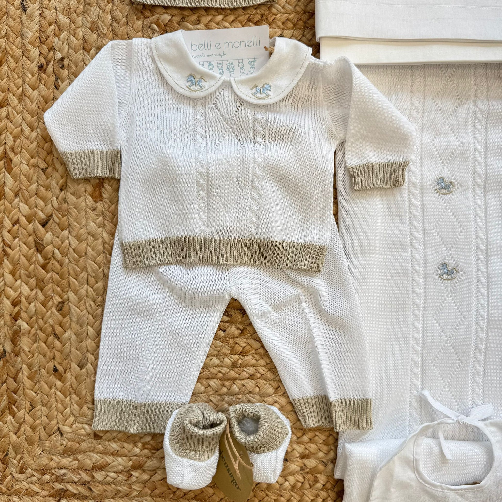 dettaglio maglioncino neonato con colletto ricamato cavallino