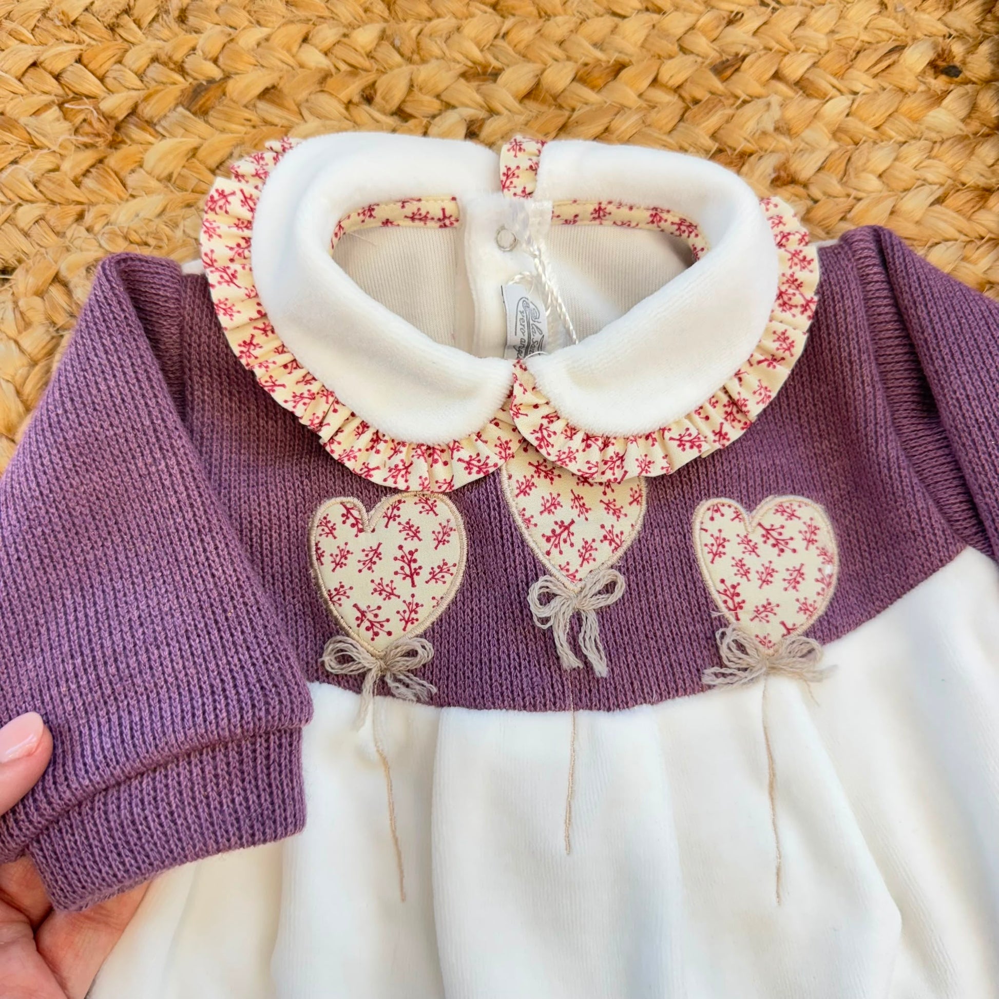 Uscita clinica neonata in ciniglia bianco panna e prugna con tutina, copertina sfoderabile, bavetta, cappellino, scarpine e lenzuolino coordinati.