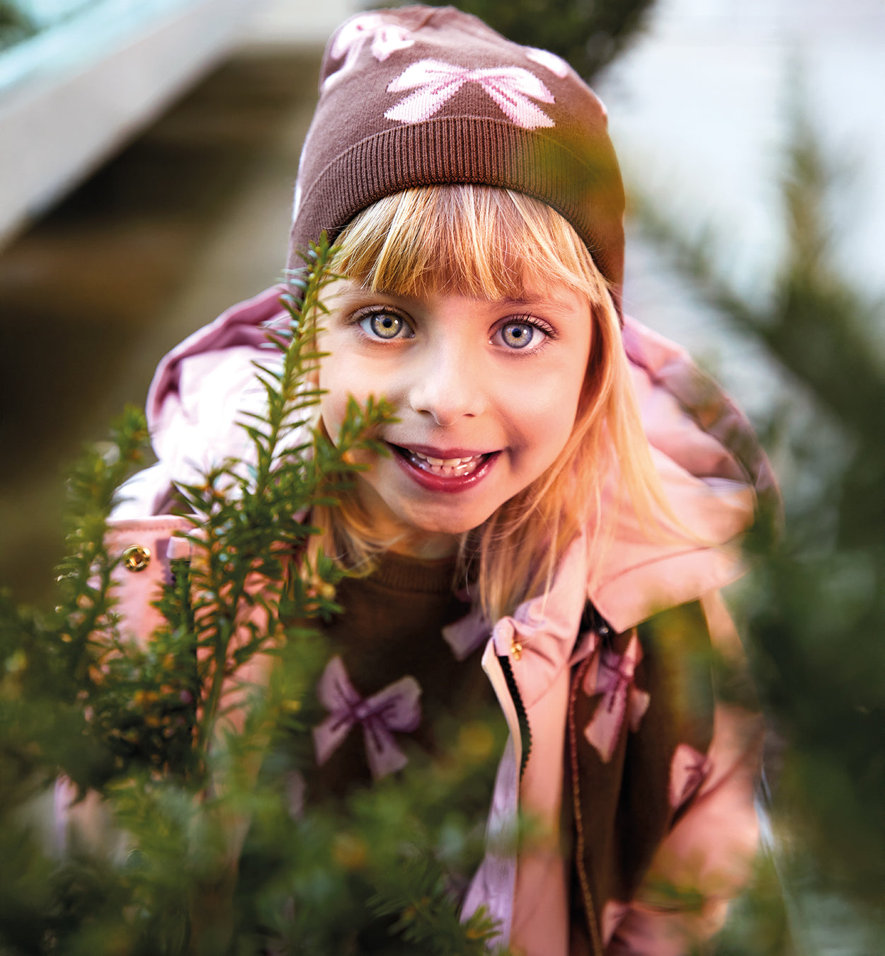 set bambina cappello e sciarpa marrone decorati con fiocchi rosa
