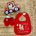 set natalizio neonata con bavaglino baby’s first christmas e babucce rosse