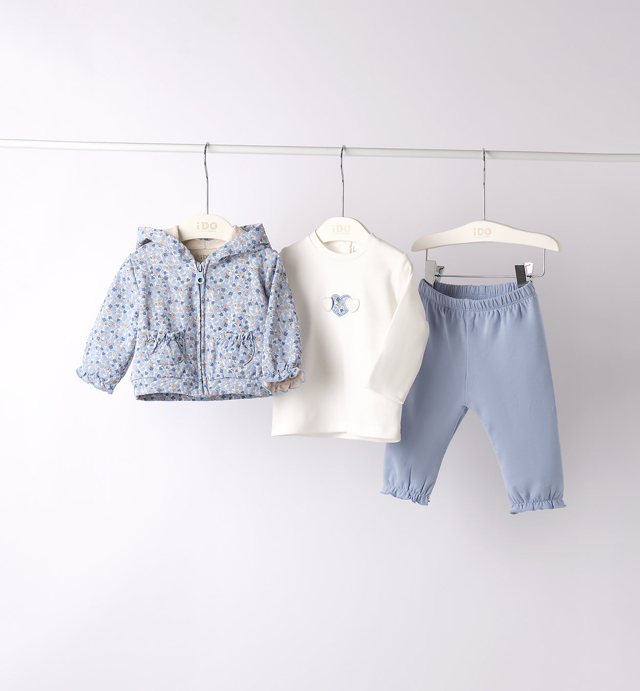 set tre pezzi neonato in caldo cotone azzurro con giacca fantasia, maglia e pantalone
