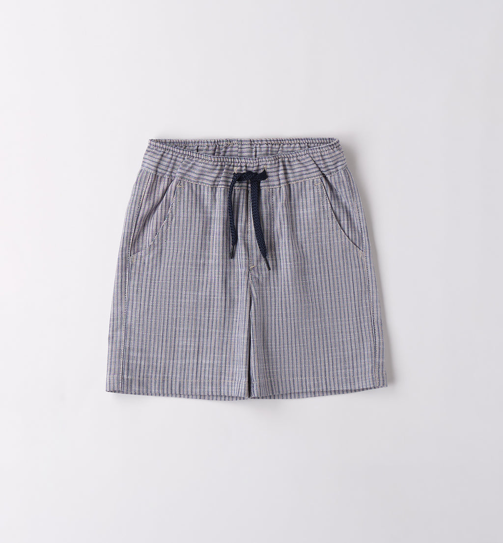Completo bambino con t-shirt bianca "Enjoy the Ride" e shorts a righe blu.