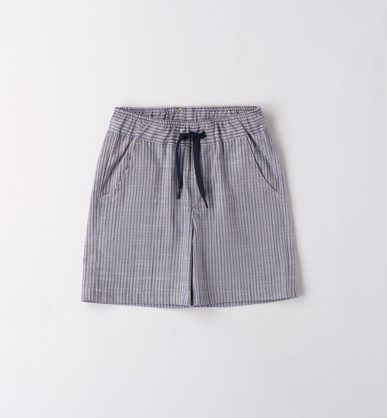Completo bambino con t-shirt bianca "Enjoy the Ride" e shorts a righe blu.
