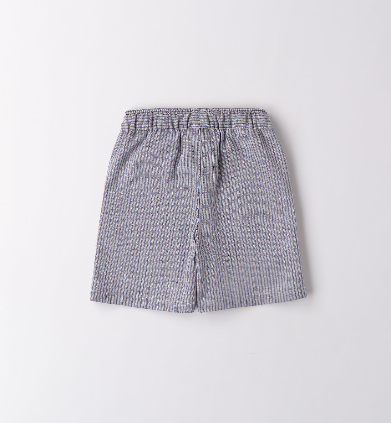 Completo bambino con t-shirt bianca "Enjoy the Ride" e shorts a righe blu.