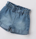 Shorts bambina in jeans con fiocco e tasche arricciate sul retro.

