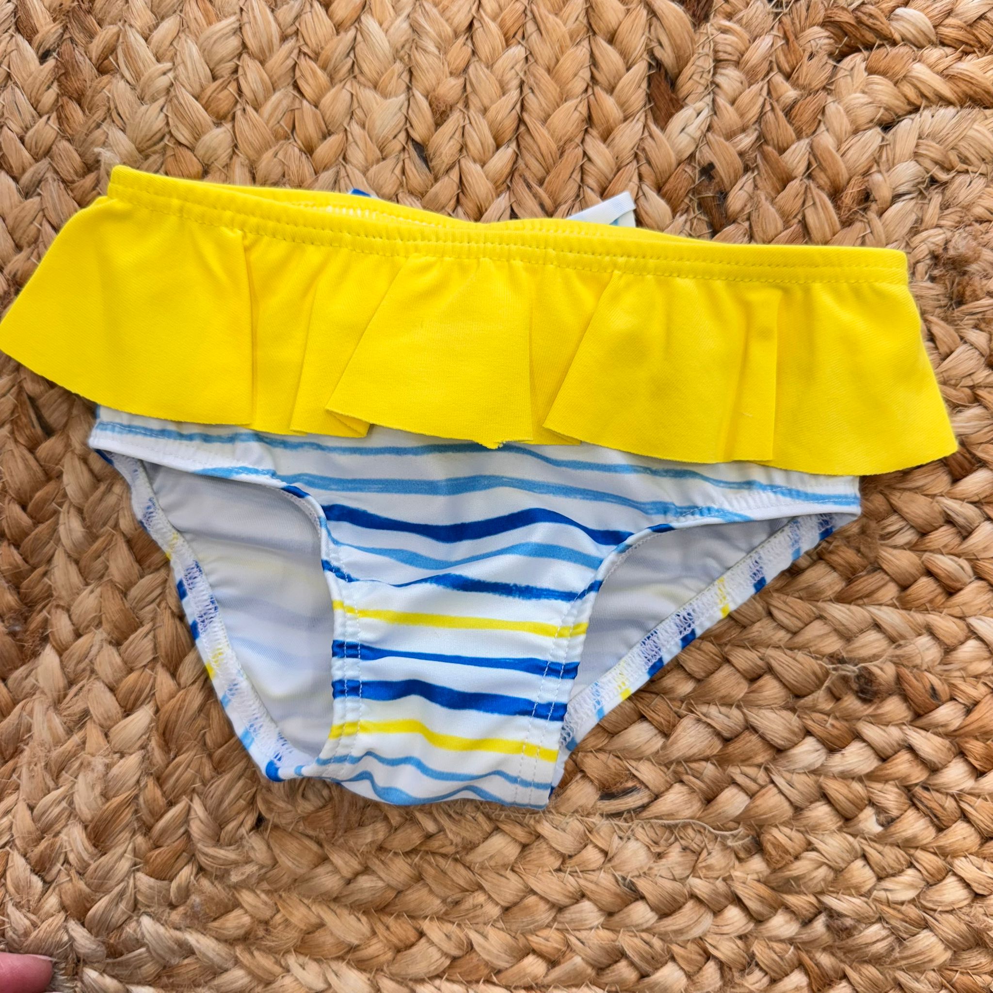 Costume mare bambina con slip giallo a righe e top pappagallo

