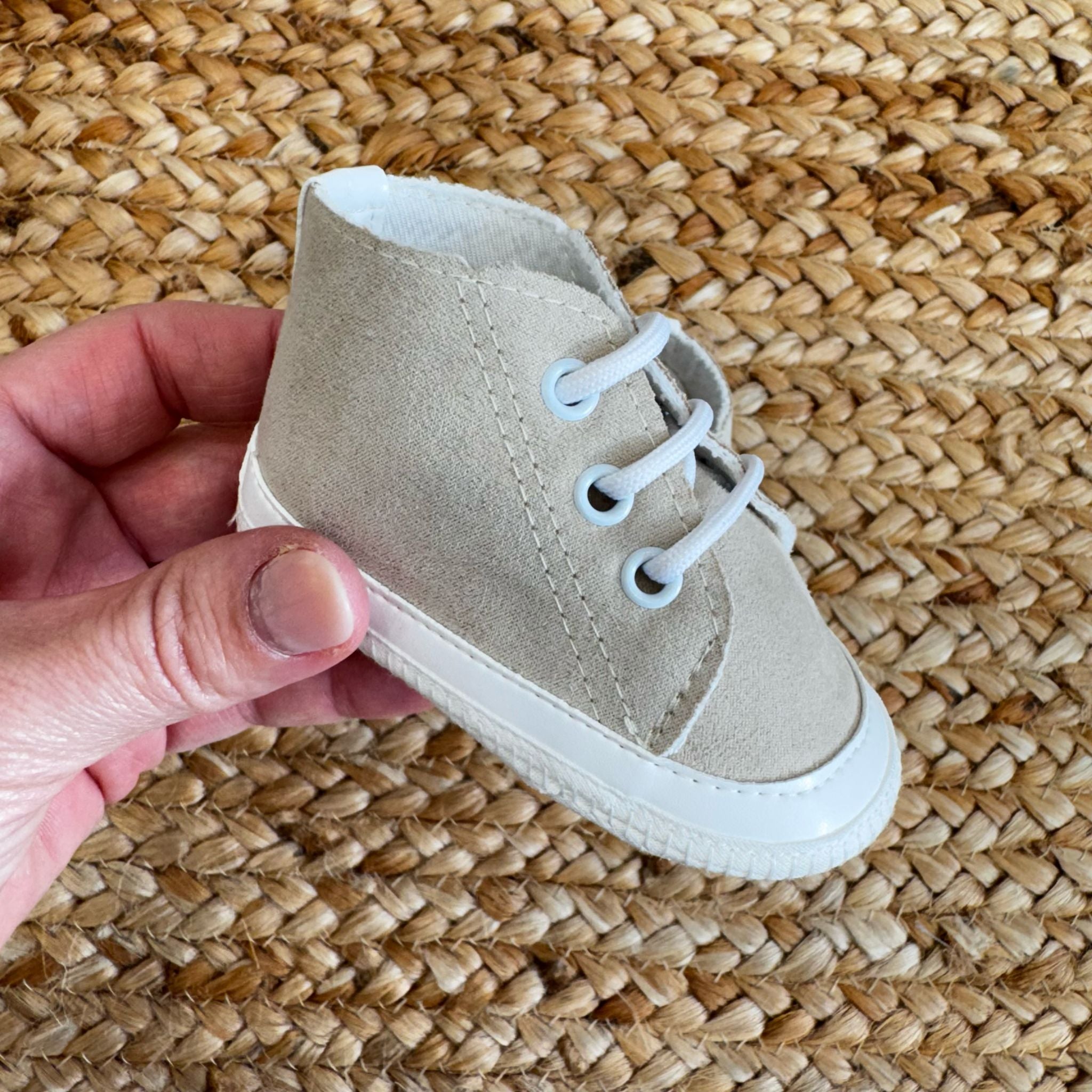 Sneaker culla beige in tessuto con lacci e suola bianca