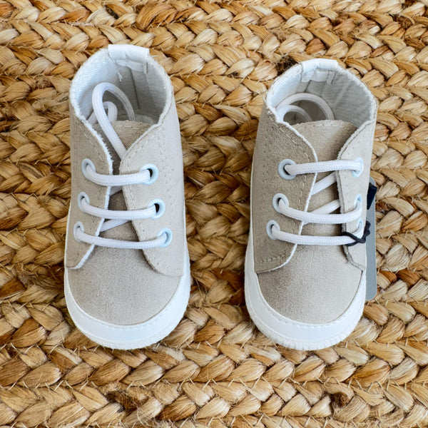 Sneaker culla beige in tessuto con lacci e suola bianca