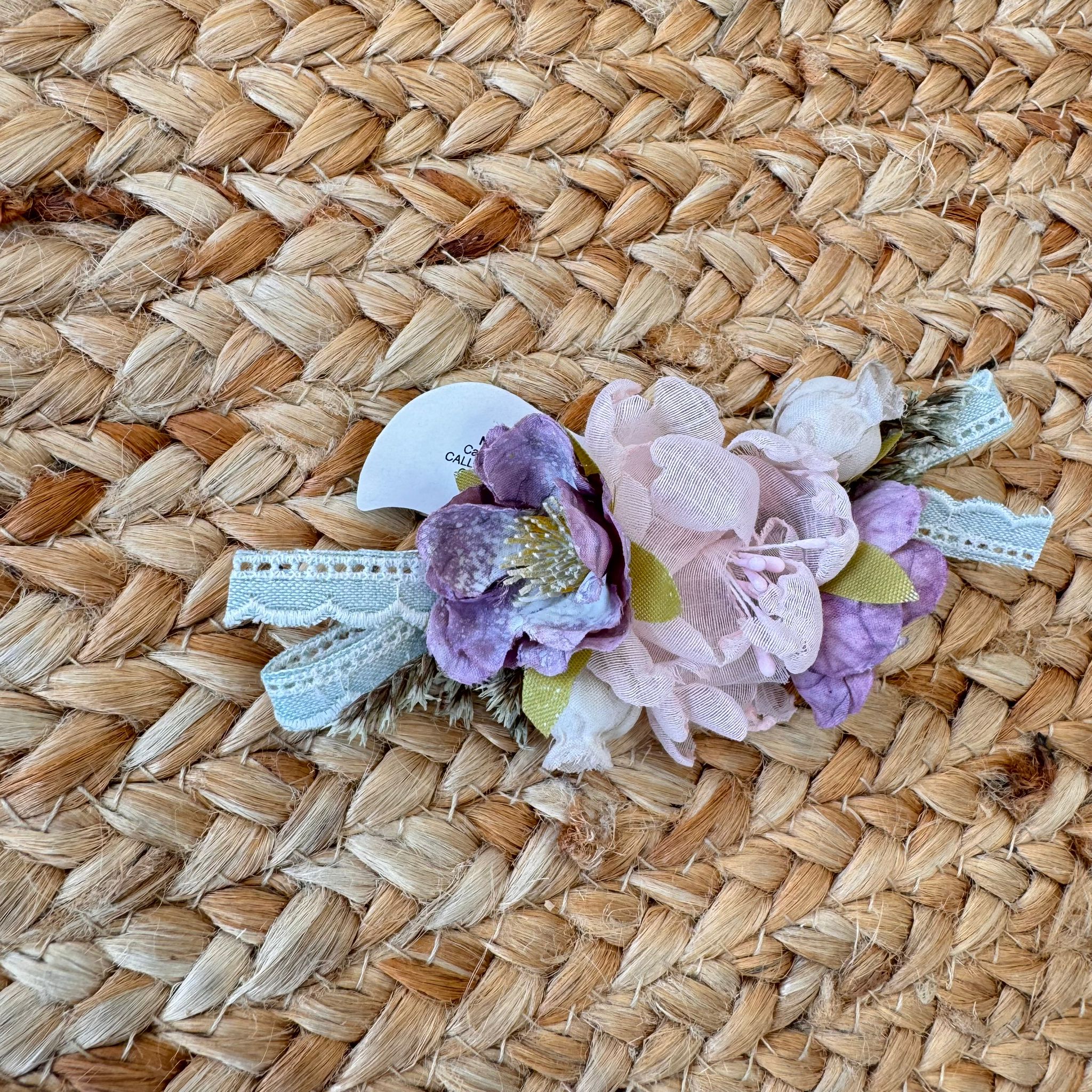 Spilla fiori lilla e rosa con pizzo e spighe per battesimo bimba