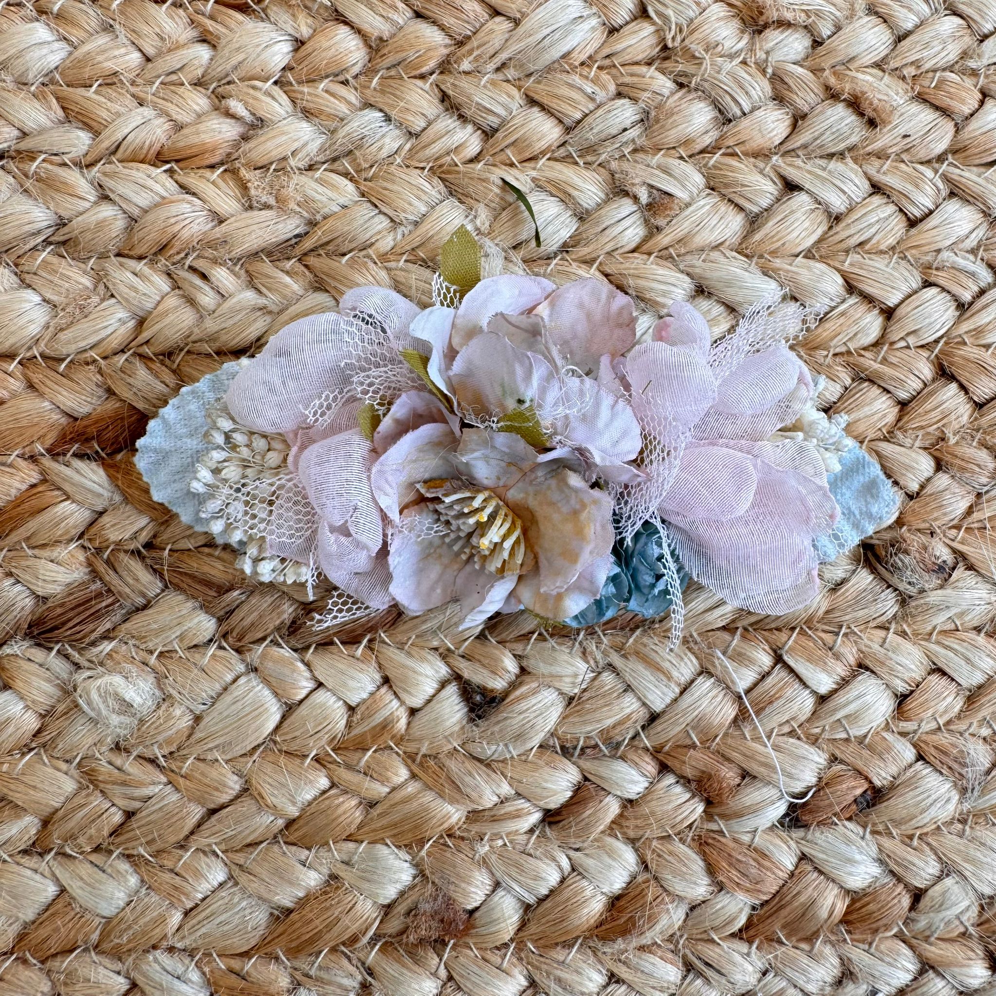 Spilla cerimonia neonata con fiori rosa antico e pizzo