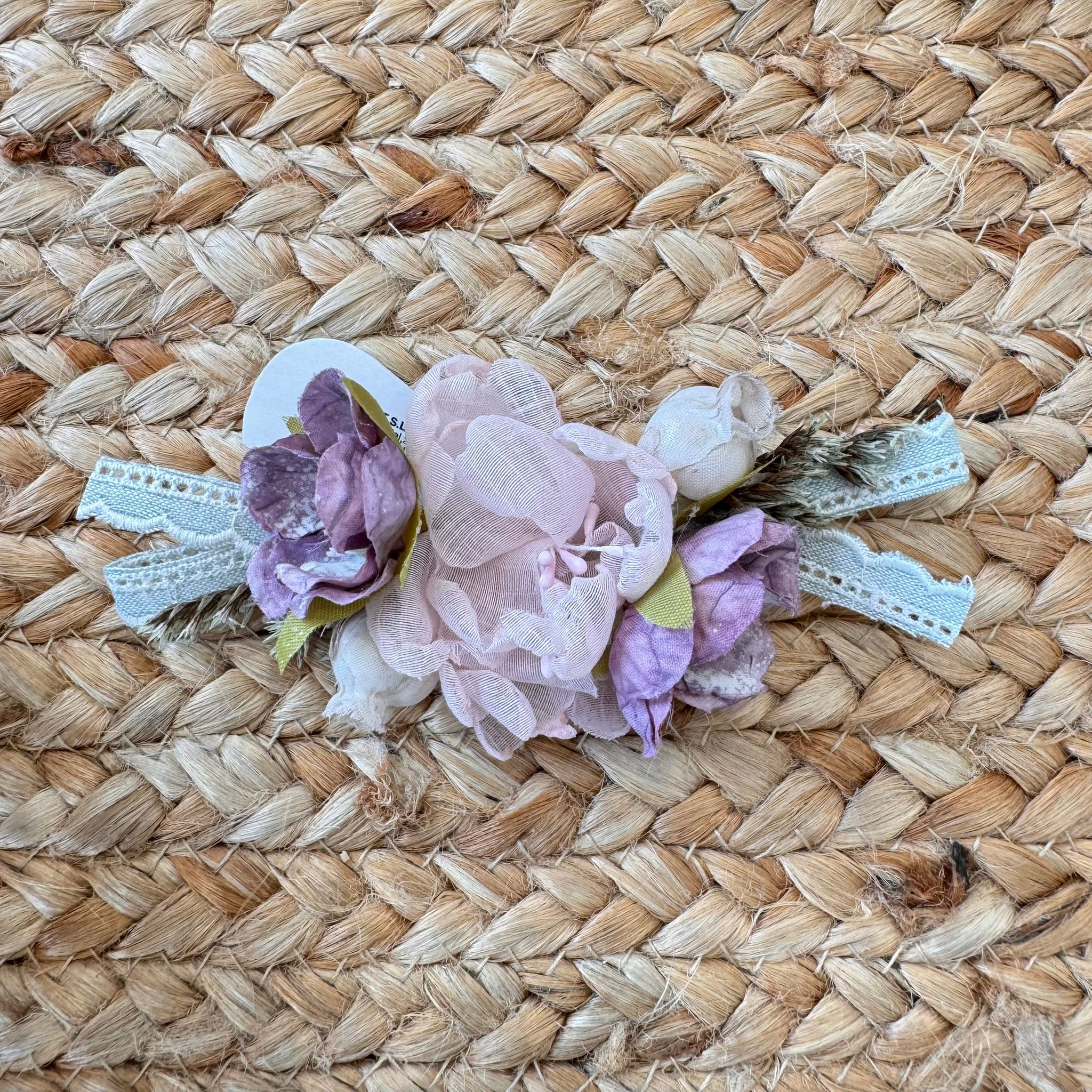 Spilla fiori lilla e rosa con pizzo e spighe per battesimo bimba