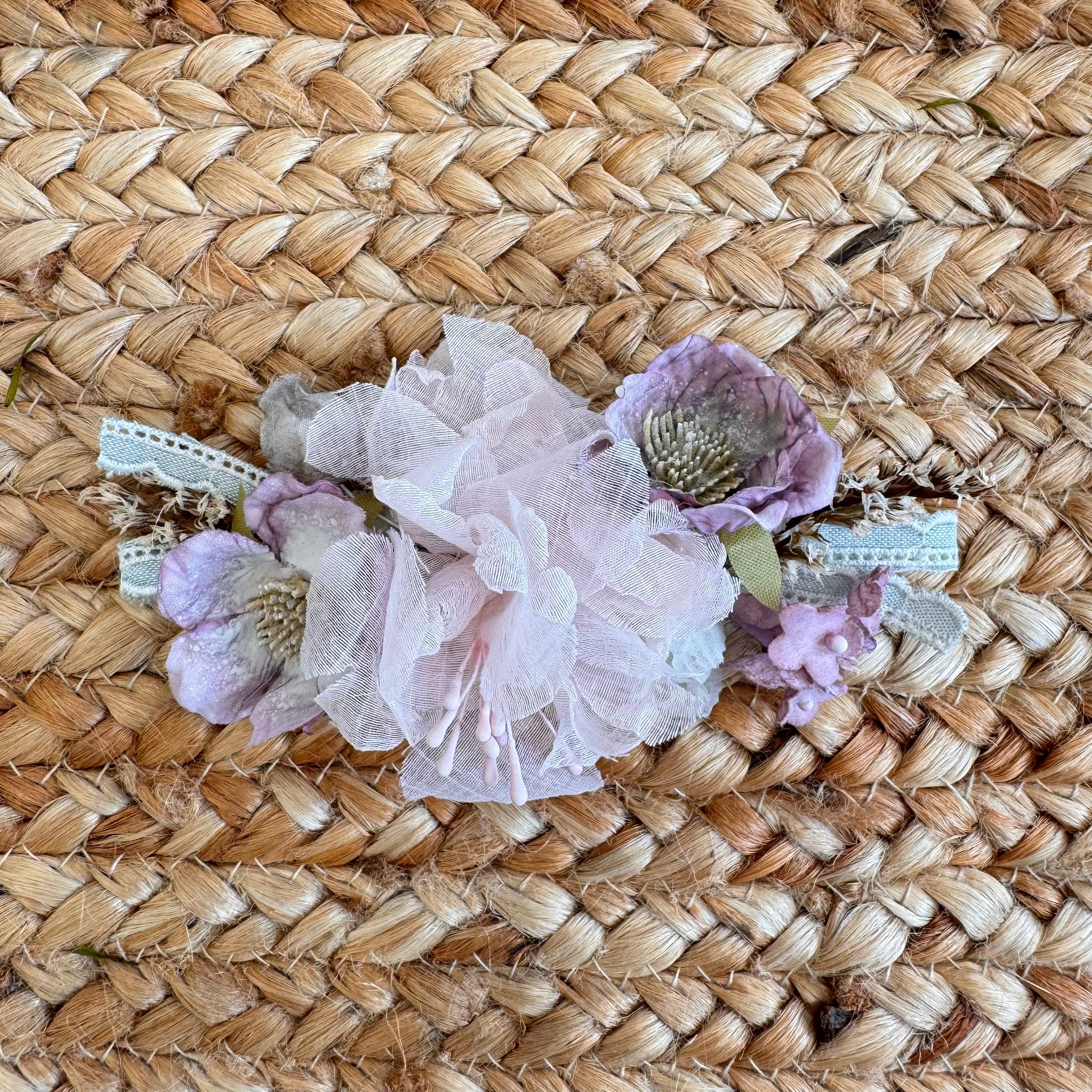 Spilla floreale rosa cipria e malva con fiore in tulle e nastri in pizzo per battesimo bambina
