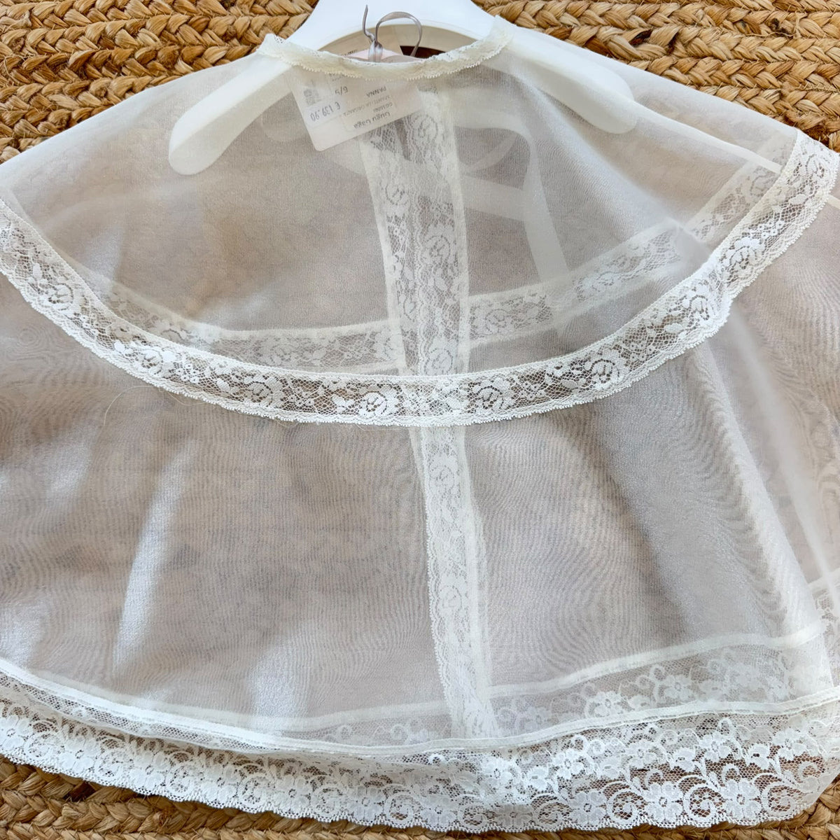 Stola battesimale bianca trasparente con bordo in pizzo floreale e fiocco in raso