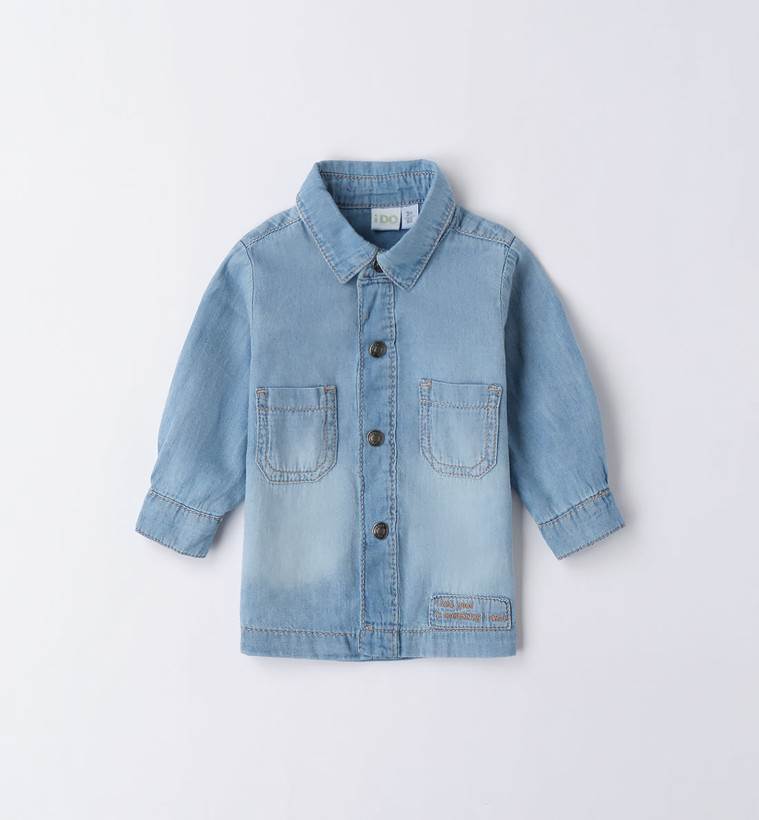 Completo primavera bambino con camicia jeans, maglietta con stampa amici inseparabili e pantaloni blu navy.

