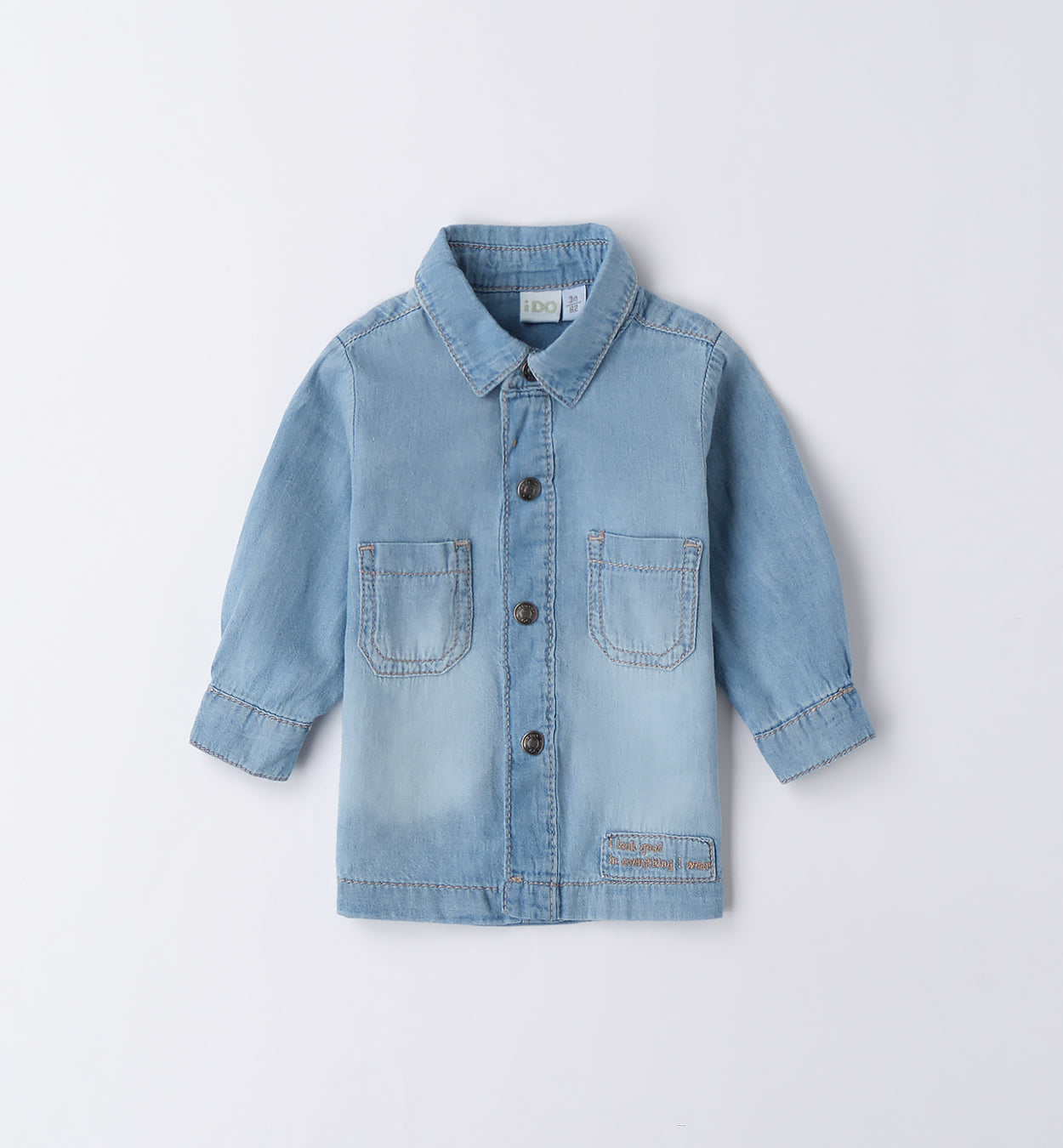 Completo primavera bambino con camicia jeans, maglietta con stampa amici inseparabili e pantaloni blu navy.

