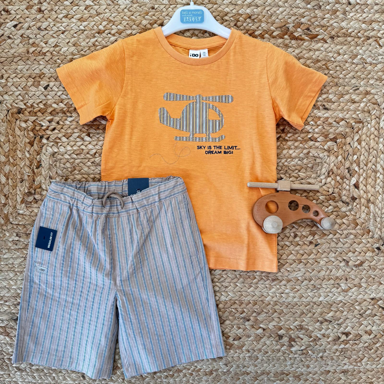 T-shirt arancione con stampa e pantaloncini a righe per bambino, abbigliamento estivo casual.