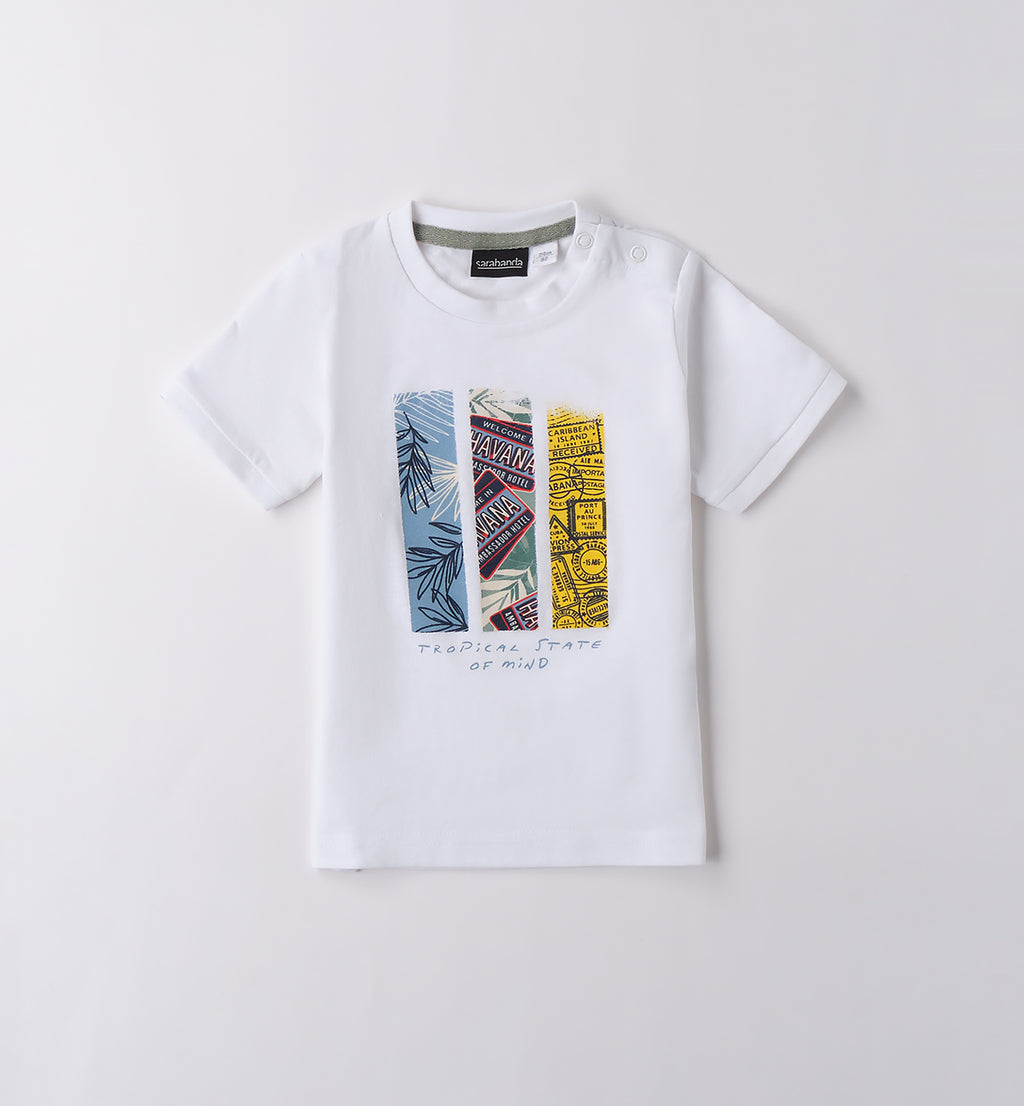 T-shirt bianca con stampa tropicale e pantaloncini gialli per bambino, abbigliamento estivo vivace.