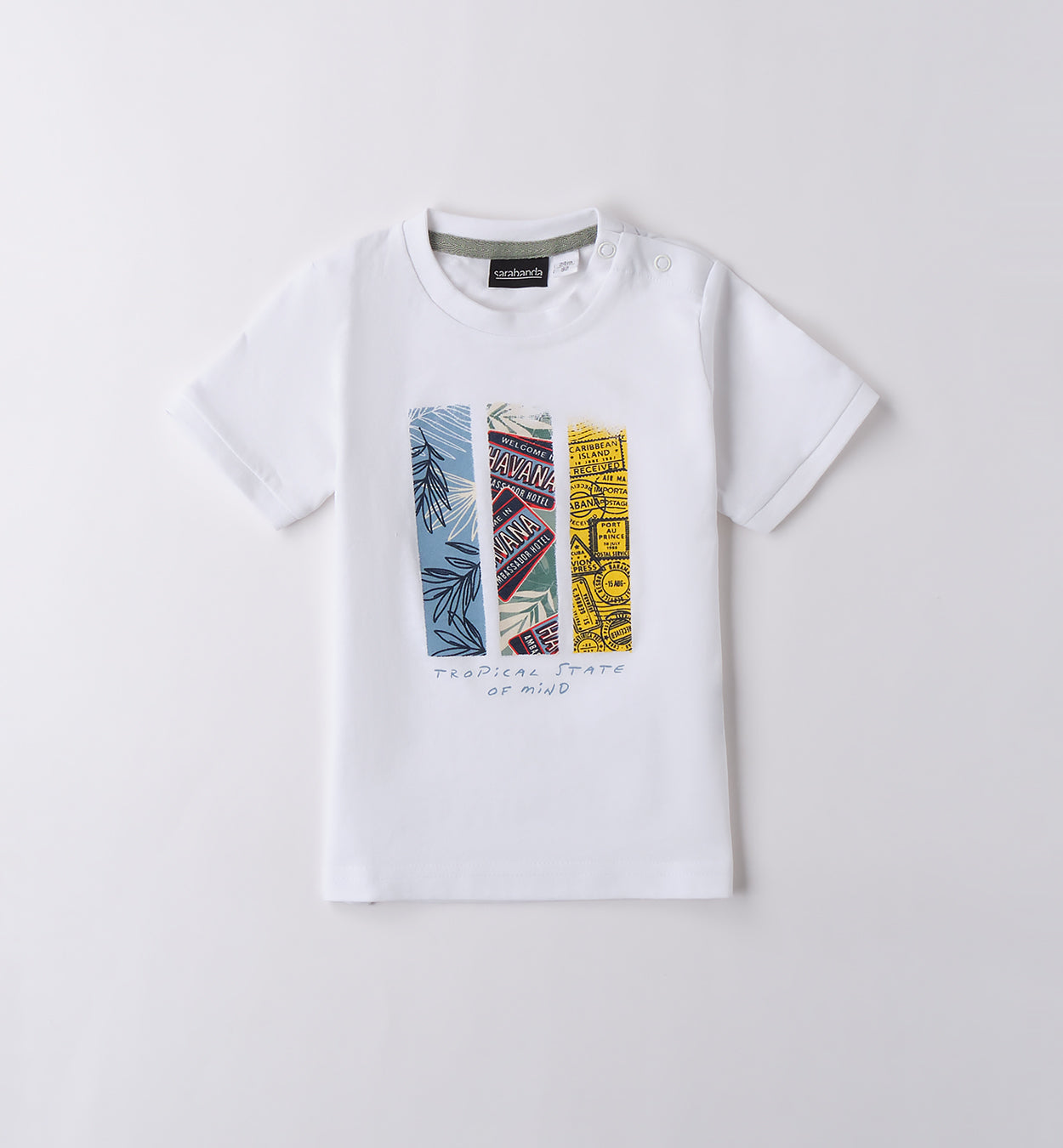T-shirt bianca con stampa tropicale e pantaloncini gialli per bambino, abbigliamento estivo vivace.