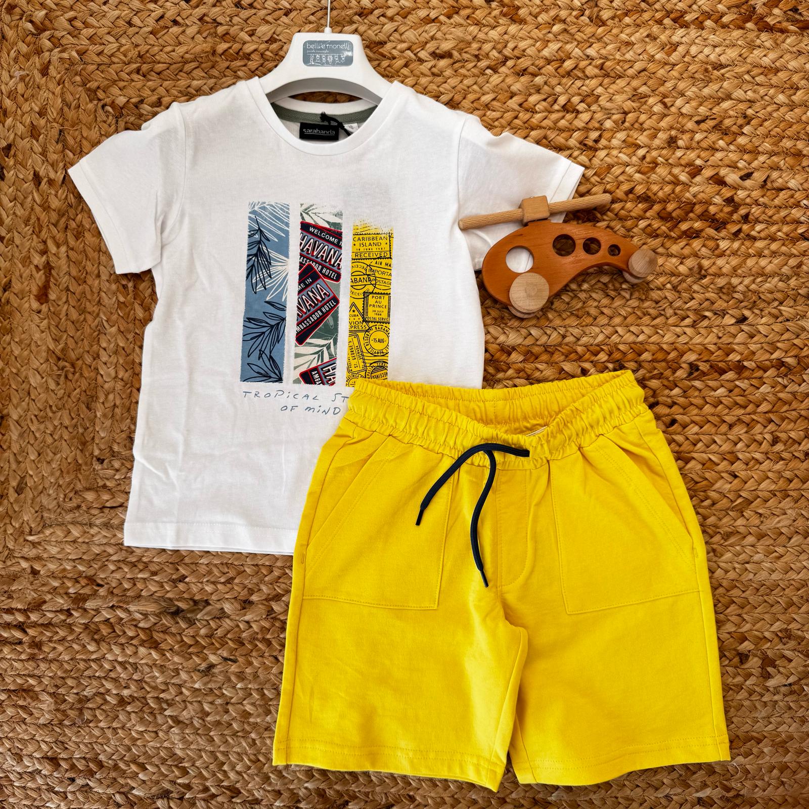 T-shirt bianca con stampa tropicale e pantaloncini gialli per bambino, abbigliamento estivo vivace.