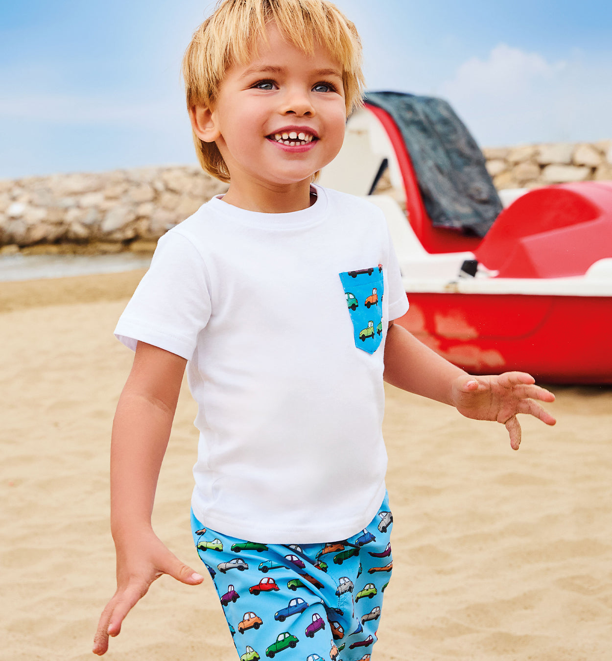 T-shirt bimbo bianca in 100% cotone con taschino fantasia auto colorate
