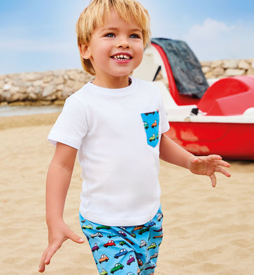 T-shirt bimbo bianca in 100% cotone con taschino fantasia auto colorate