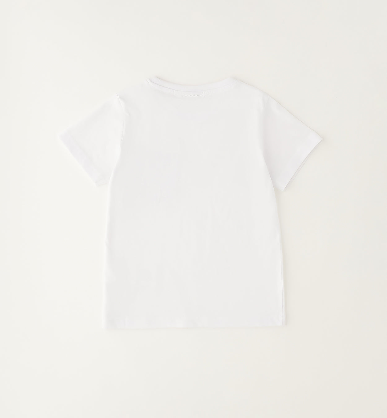 Dettaglio t-shirt bimbo in cotone con taschino azzurro fantasia auto