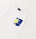 Dettaglio t-shirt bimbo in cotone con taschino fantasia mare nei toni blu e giallo