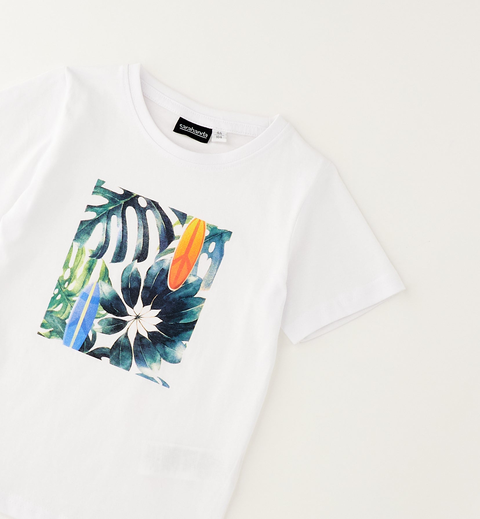 T-shirt bimbo in cotone abbinata a bermuda fantasia mare