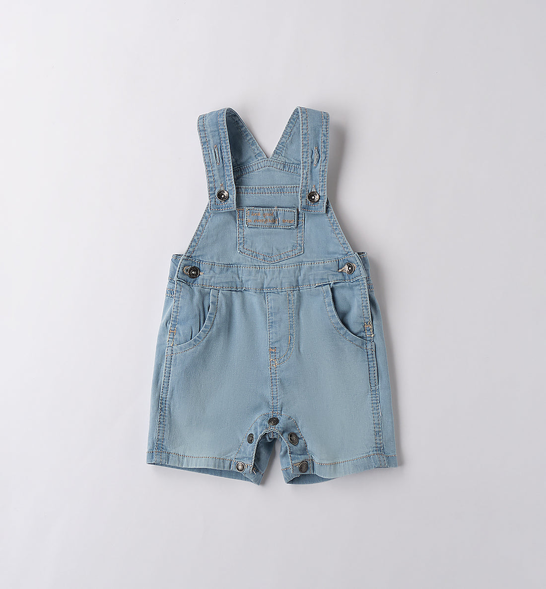 Outfit estivo neonato con salopette corta in jeans e maglietta rossa con orsetti ricamati.