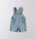 Outfit estivo neonato con salopette corta in jeans e maglietta rossa con orsetti ricamati.
