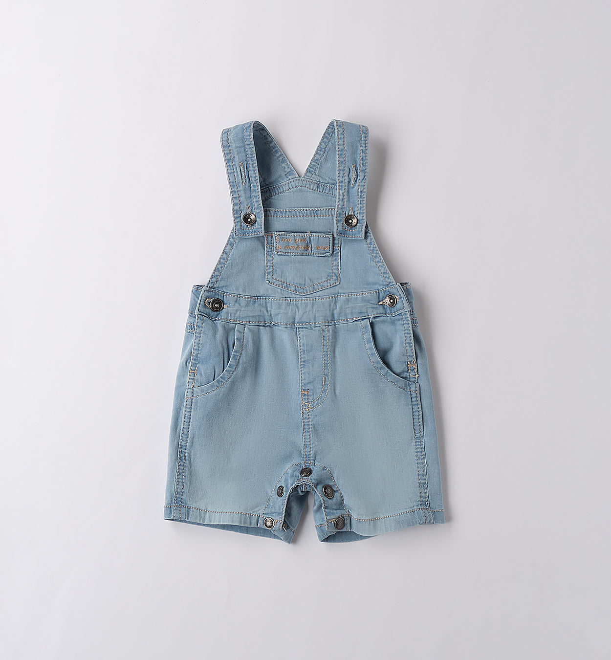 Outfit estivo neonato con salopette corta in jeans e maglietta rossa con orsetti ricamati.