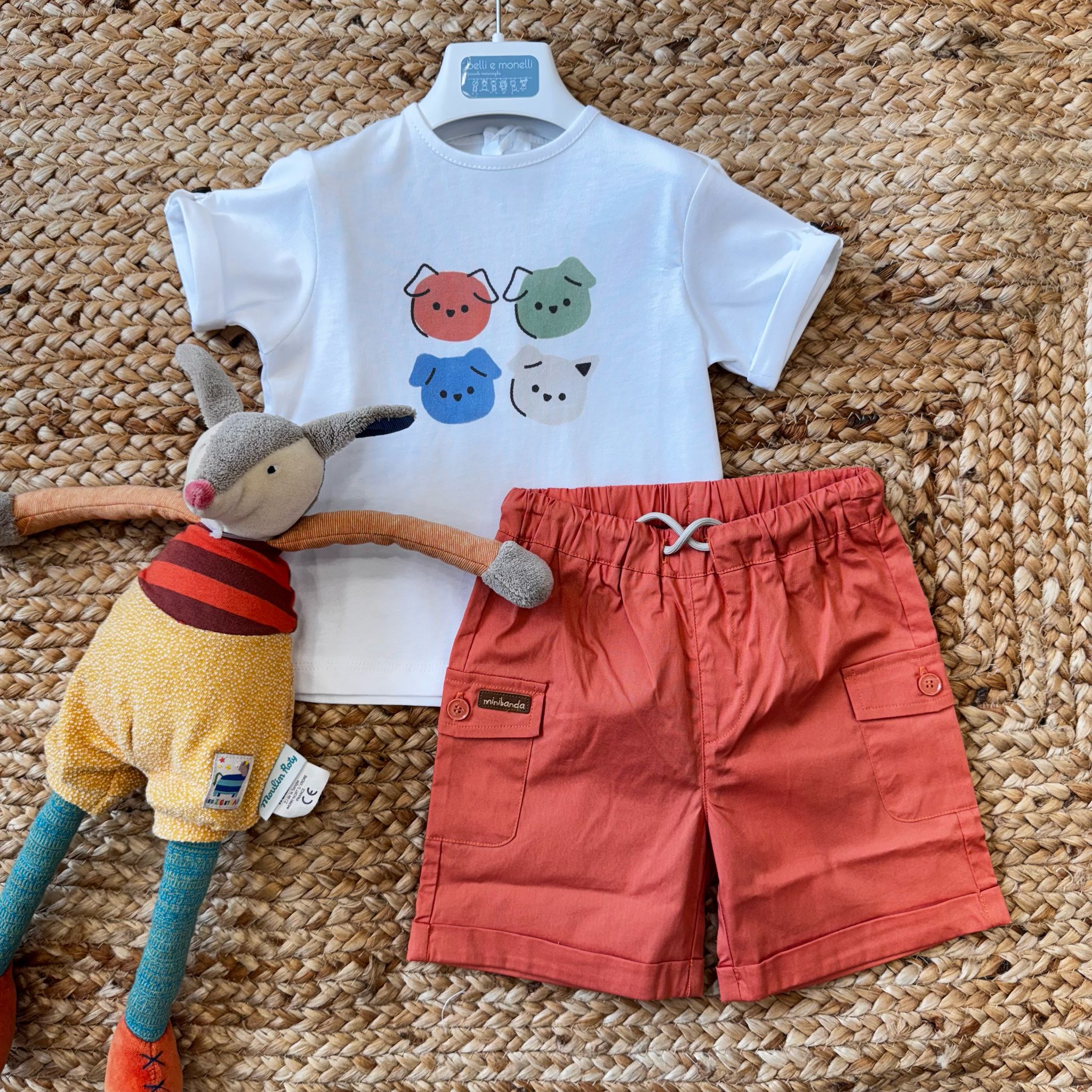 T-shirt con stampa cani e pantaloncini rossi per bambino, abbigliamento casual estivo.